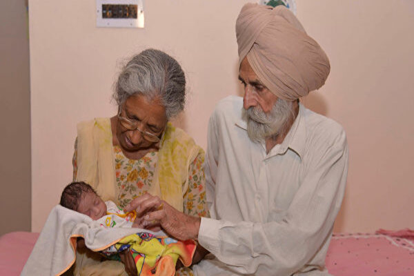 Женщина из Индии родила ребенка в 72 года